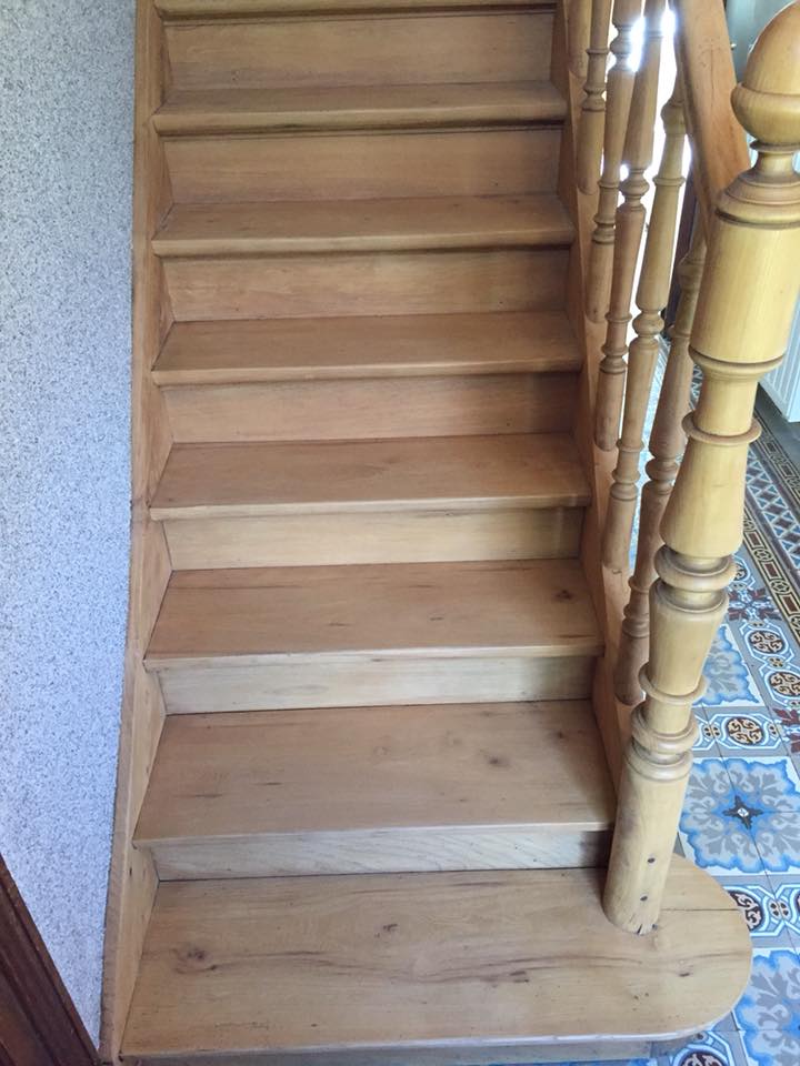 Décaper un escalier en bois par aérogommage ? Guide complet